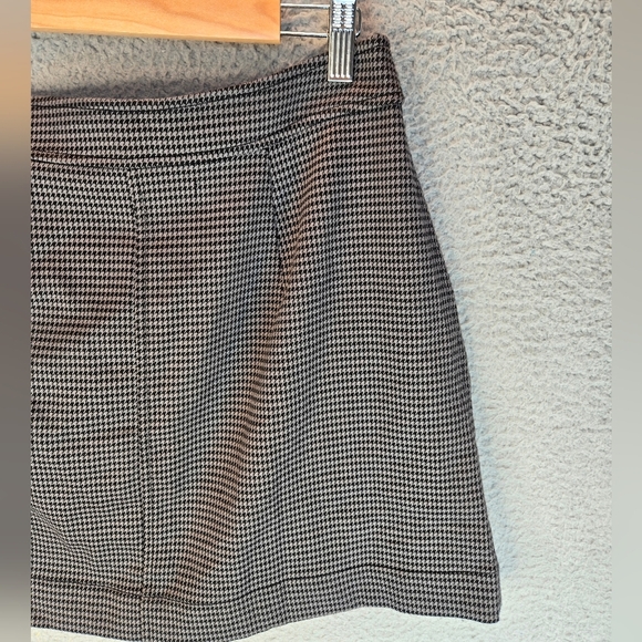 Treasure & Bond Women's Mini Skirt Sz M Black-Gray Houndstooth Front Button - Picture 8 of 10